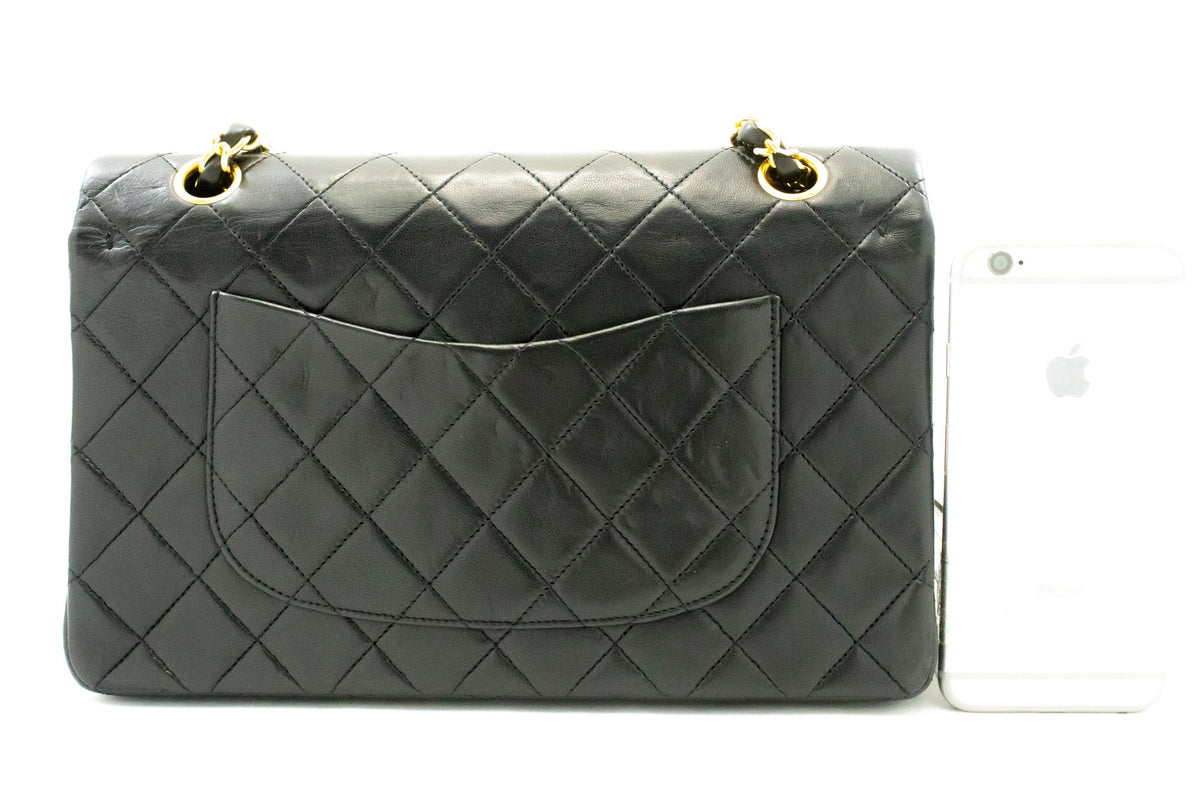 CHANEL Classic Double Flap 10" Chain Shoulder Bag Zwarte lamsvacht ao6 — achterkant hannari-shop