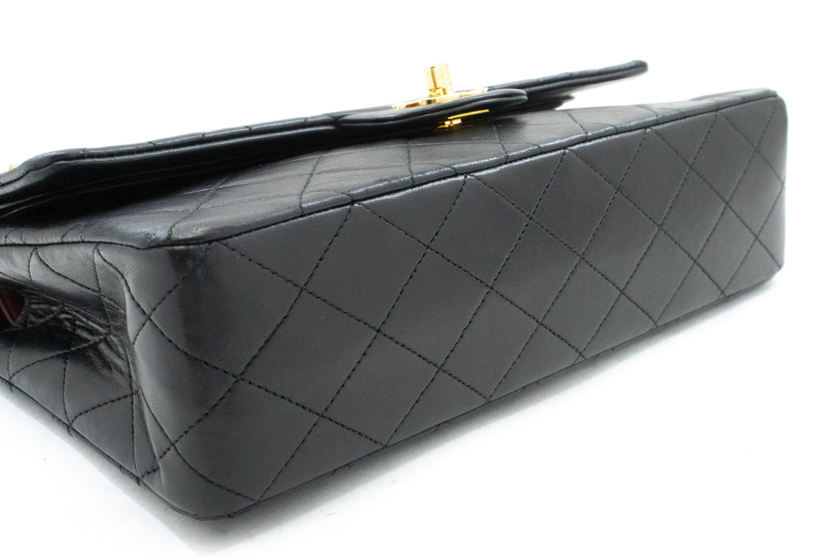 CHANEL Classic Double Flap 10" Chain Shoulder Bag Zwarte lamsvacht ao6 — onderkant hannari-shop