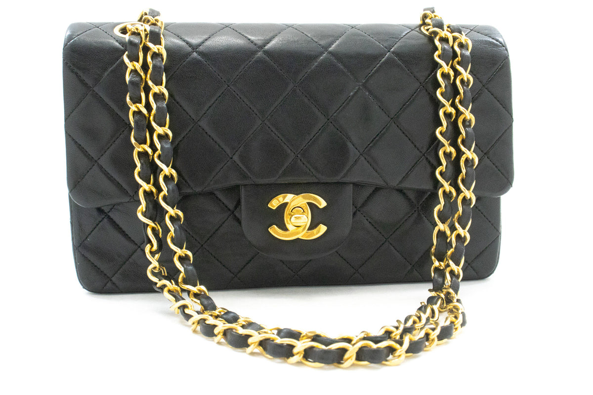CHANEL Classic Double Flap 9" Chain Schoudertas Zwart Lamsleer ap2 — vooraanzicht hannari-shop