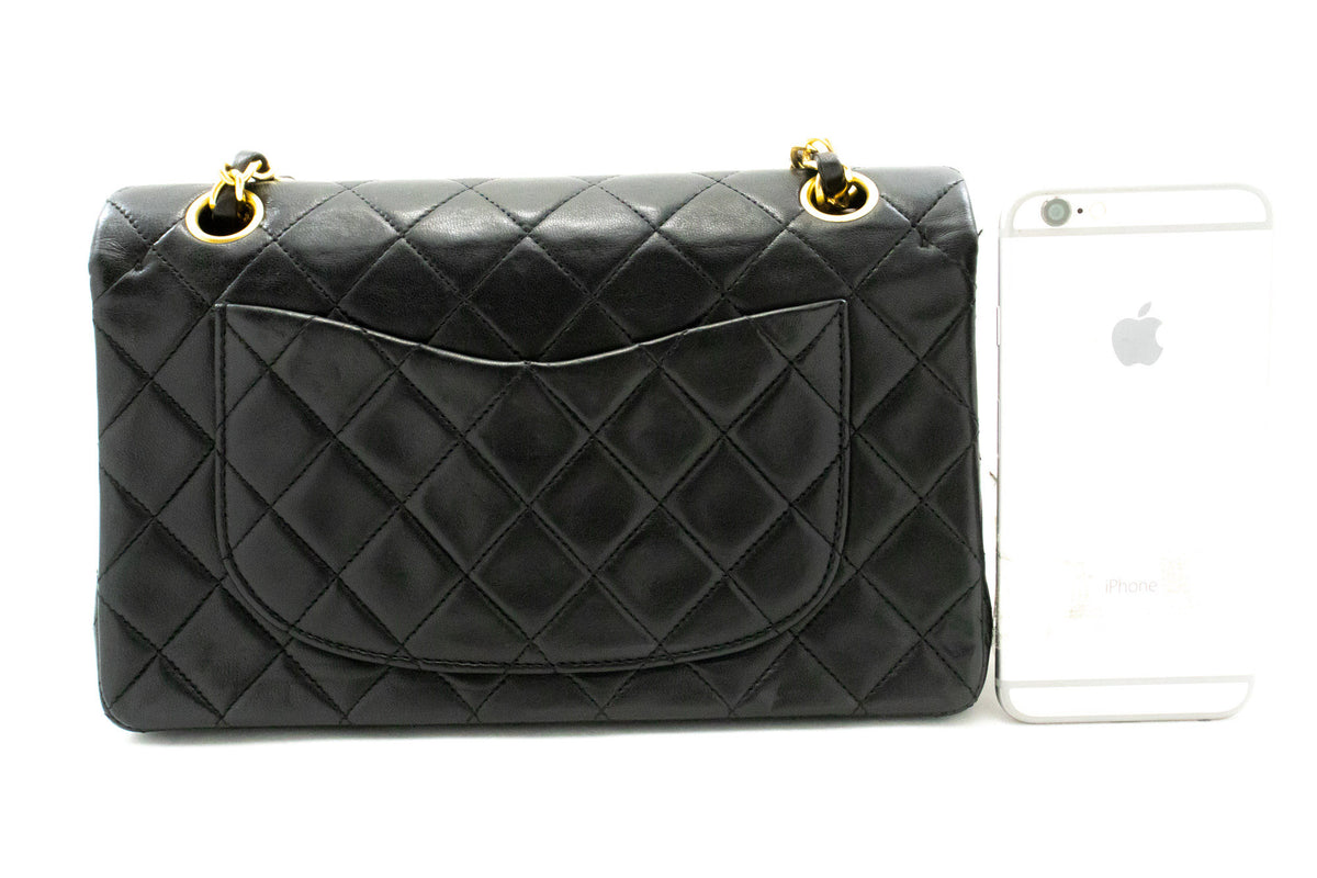 CHANEL Classic Double Flap 9" Chain Schoudertas Zwart Lamsleer ap2 — achteraanzicht hannari-shop