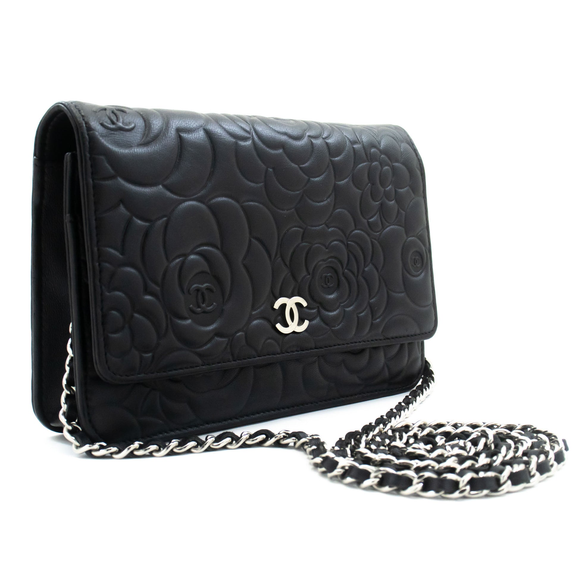 CHANEL Zwarte Camellia Gegraveerde Wallet On Chain WOC Schoudertas ab6 hannari-shop