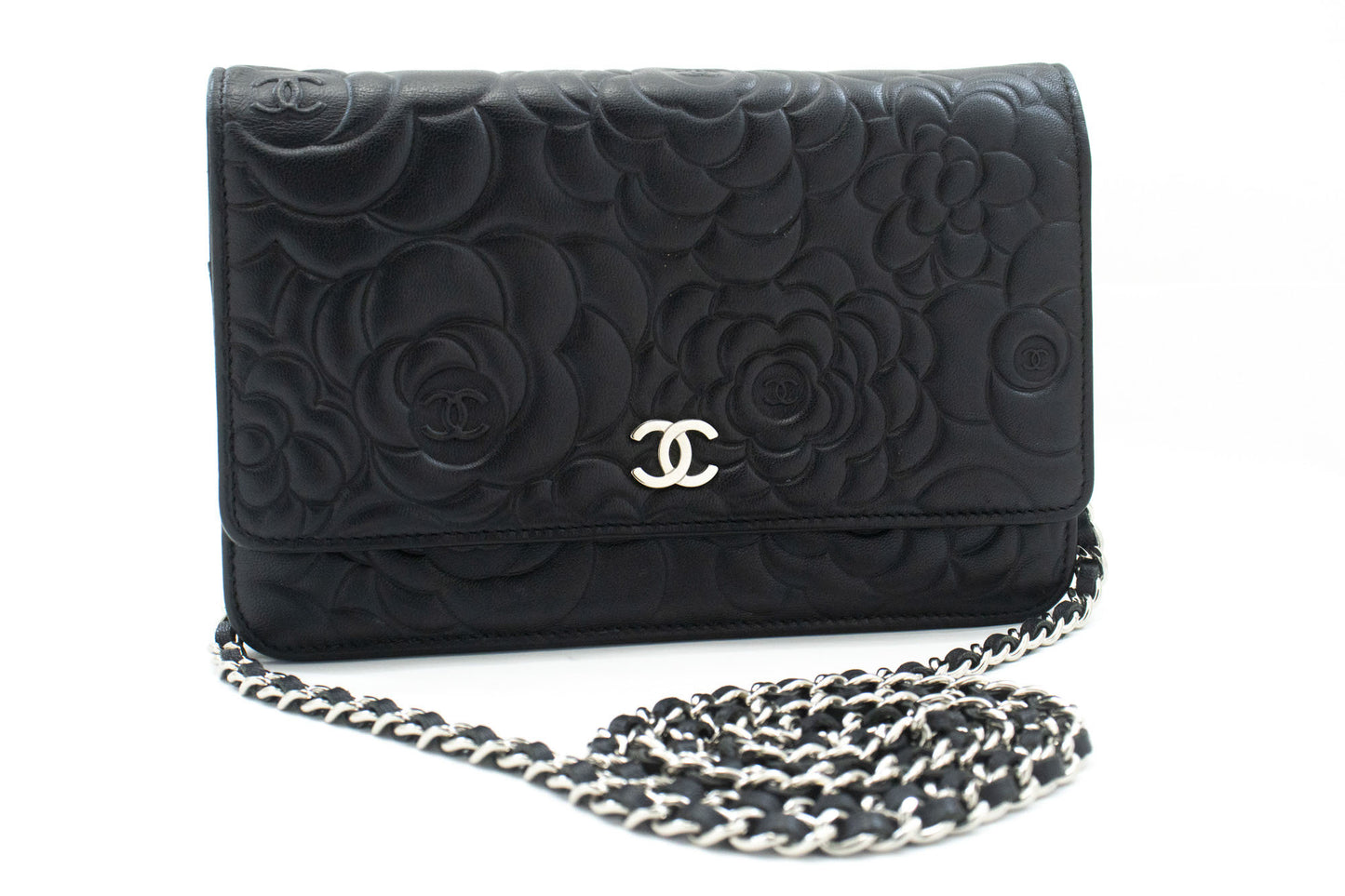 CHANEL Zwarte Camellia Gegraveerde Wallet On Chain WOC Schoudertas ab6 hannari-shop