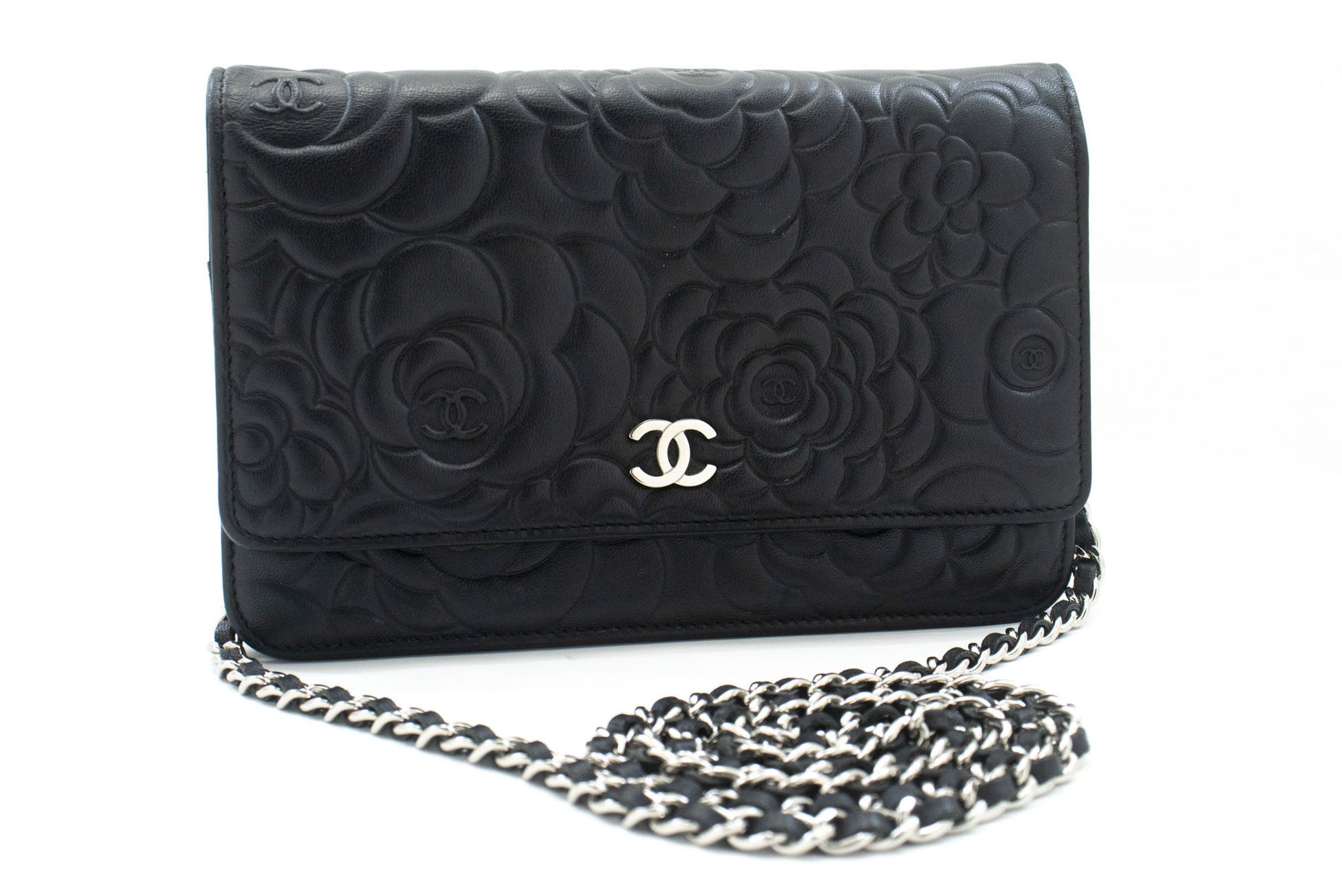 CHANEL Zwarte Camellia Gegraveerde Wallet On Chain WOC Schoudertas ab6 hannari-shop