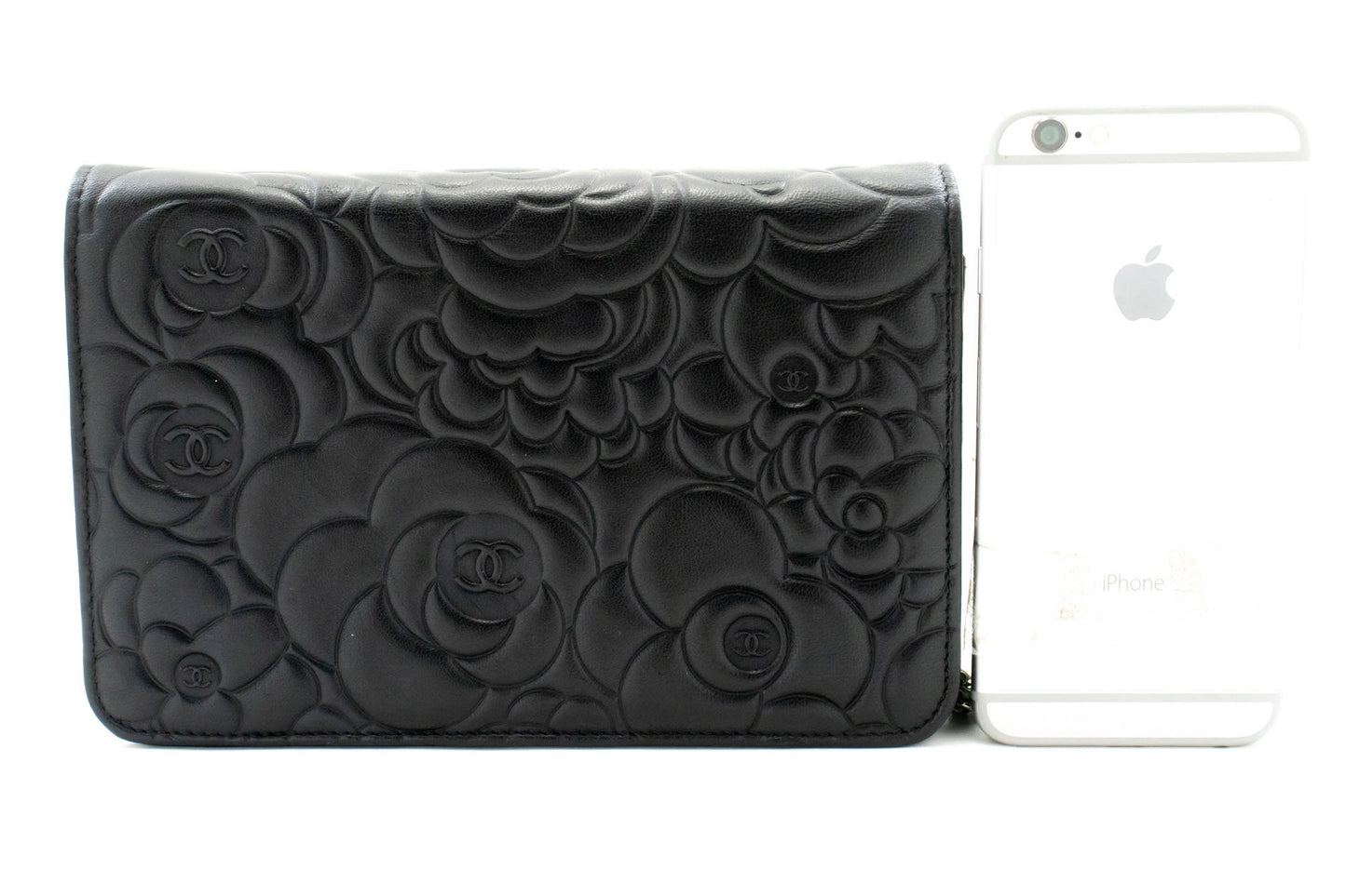 CHANEL Zwarte Camellia Gegraveerde Wallet On Chain WOC Schoudertas ab6 hannari-shop