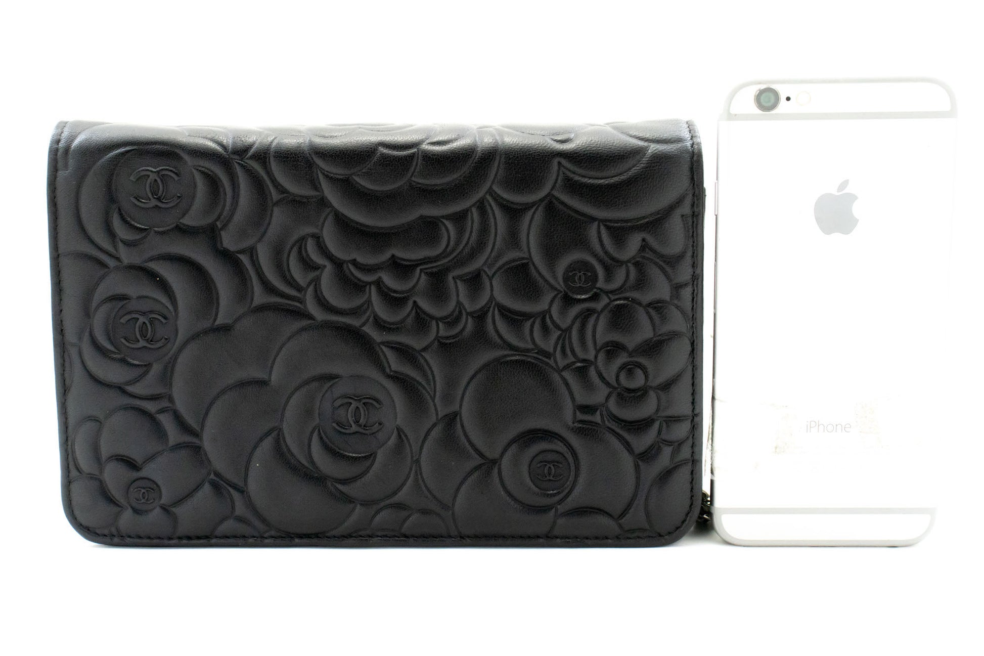CHANEL Zwarte Camellia Gegraveerde Wallet On Chain WOC Schoudertas ab6 hannari-shop