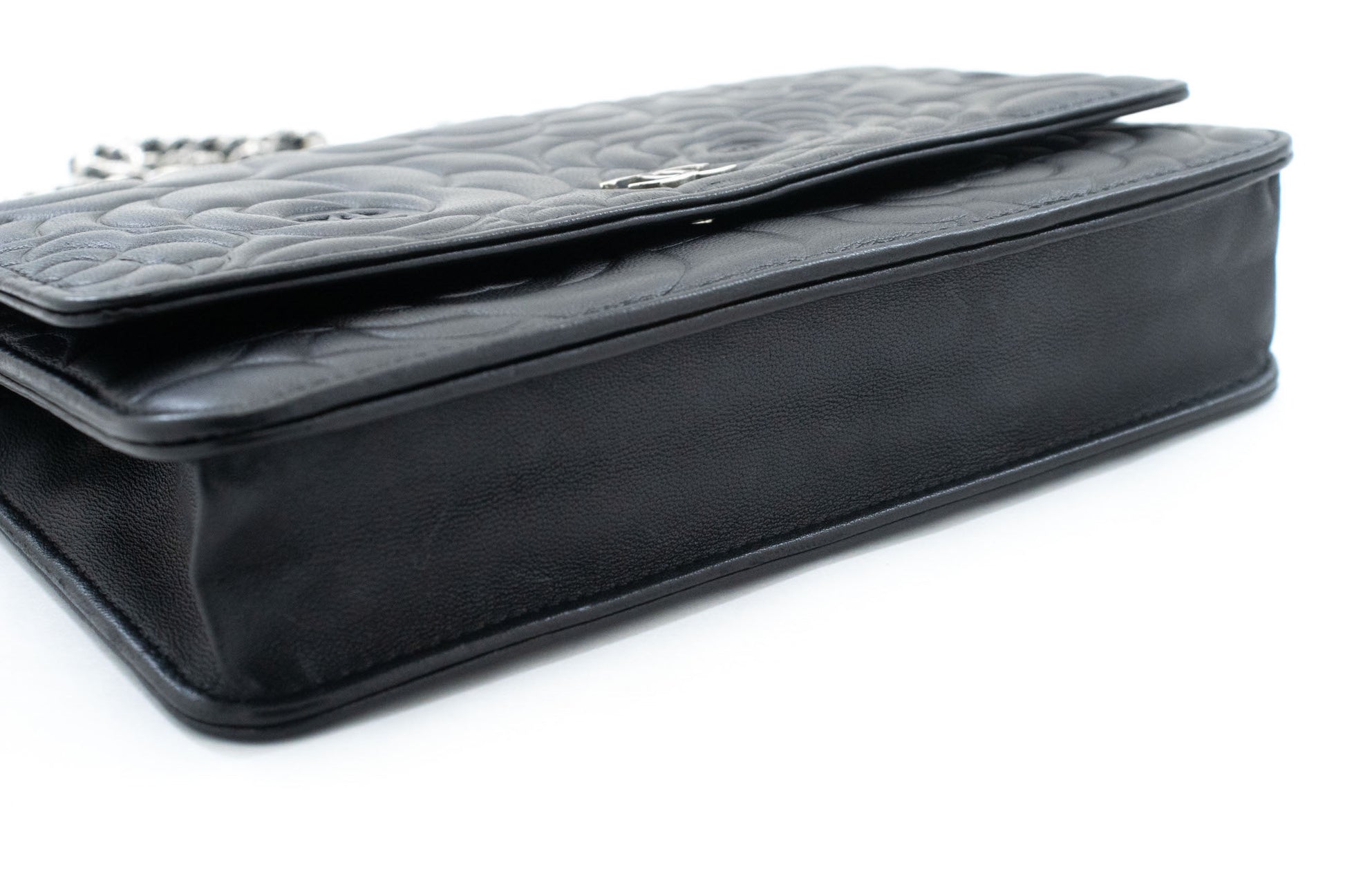 CHANEL Zwarte Camellia Gegraveerde Wallet On Chain WOC Schoudertas ab6 hannari-shop