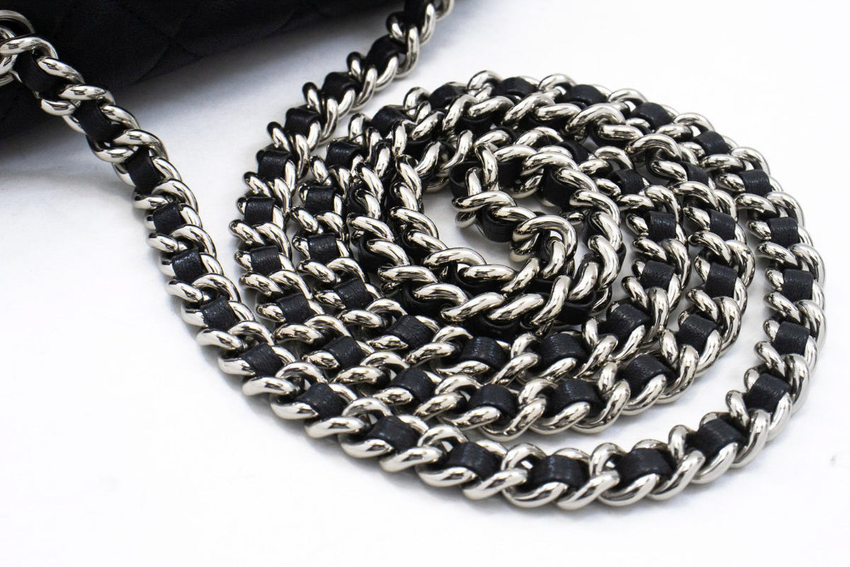 CHANEL Chain Around Small Shoulder Bag Crossbody Zwart kalfsleer ap7 — klep open hannari-shop