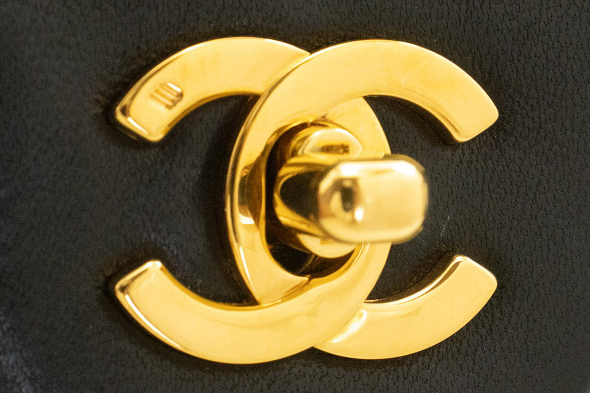 CHANEL Classic Double Flap 10" Chain Schoudertas Zwart Lamsleer ap6 — klep geopend hannari-shop