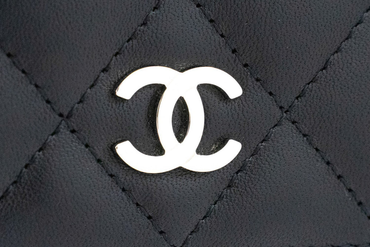 CHANEL Zwarte Classic Wallet On Chain WOC Schoudertas Lamsleer ap5 — flap geopend hannari-shop