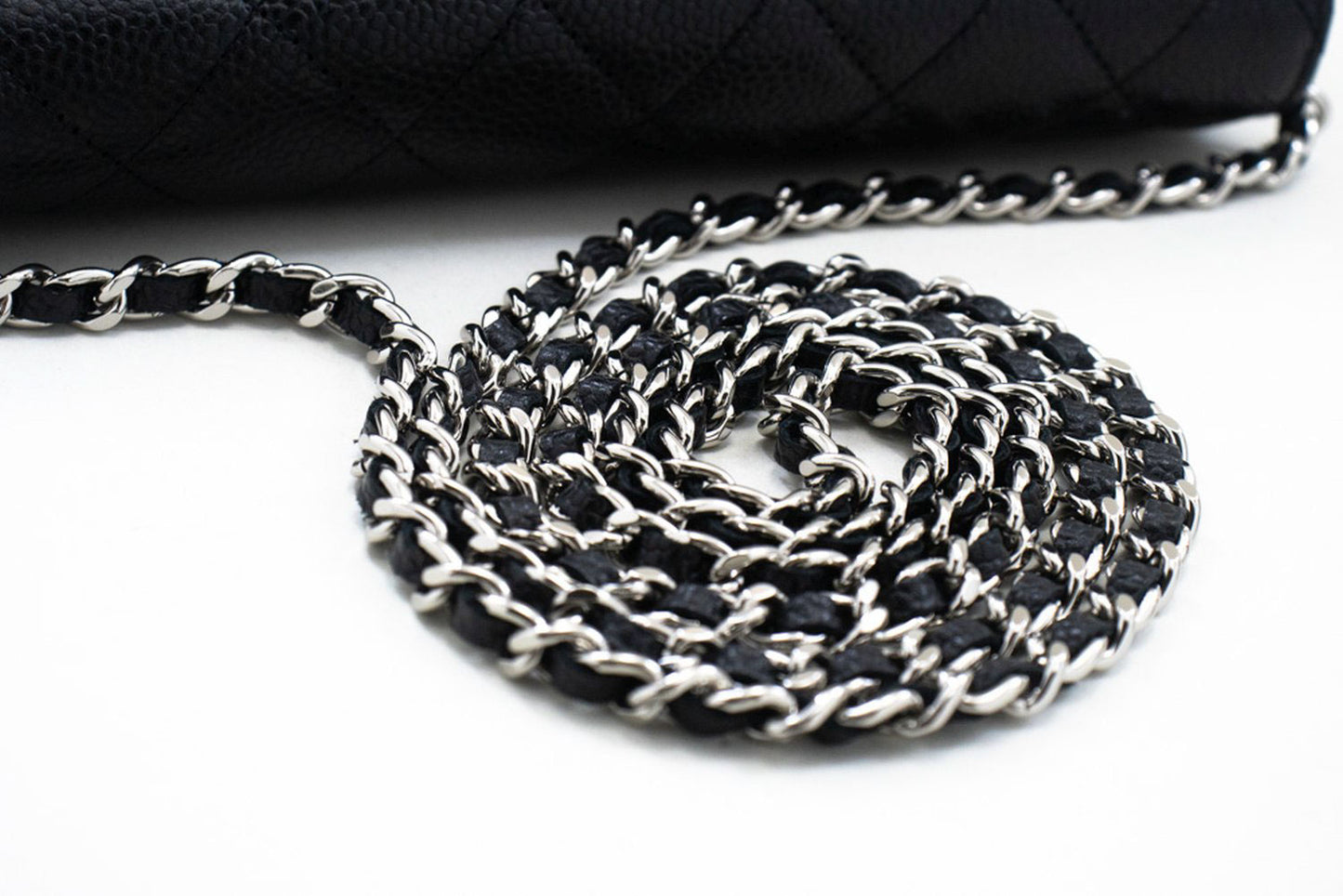 CHANEL Portemonnee Op Ketting WOC van Gegranuleerd Kalfsleer Zwarte Schoudertas p60 hannari-shop