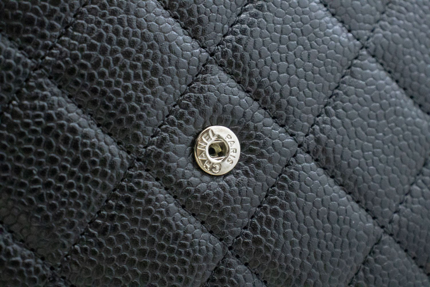 CHANEL Portemonnee Op Ketting WOC van Gegranuleerd Kalfsleer Zwarte Schoudertas p60 hannari-shop