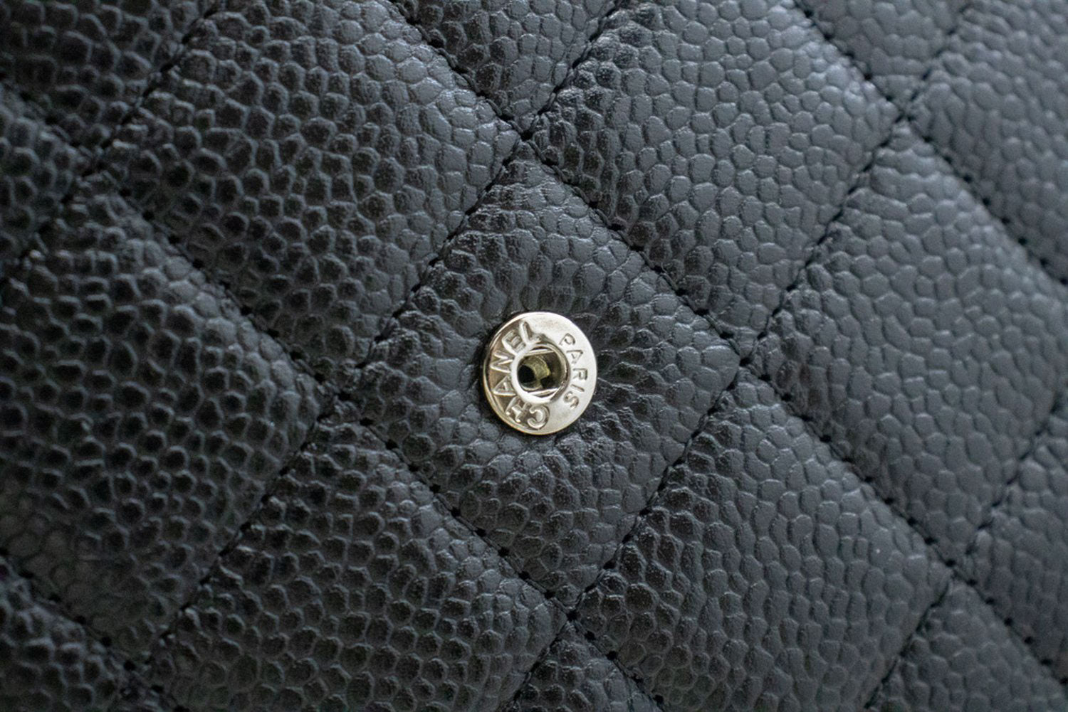 CHANEL Portemonnee Op Ketting WOC van Gegranuleerd Kalfsleer Zwarte Schoudertas p60 hannari-shop