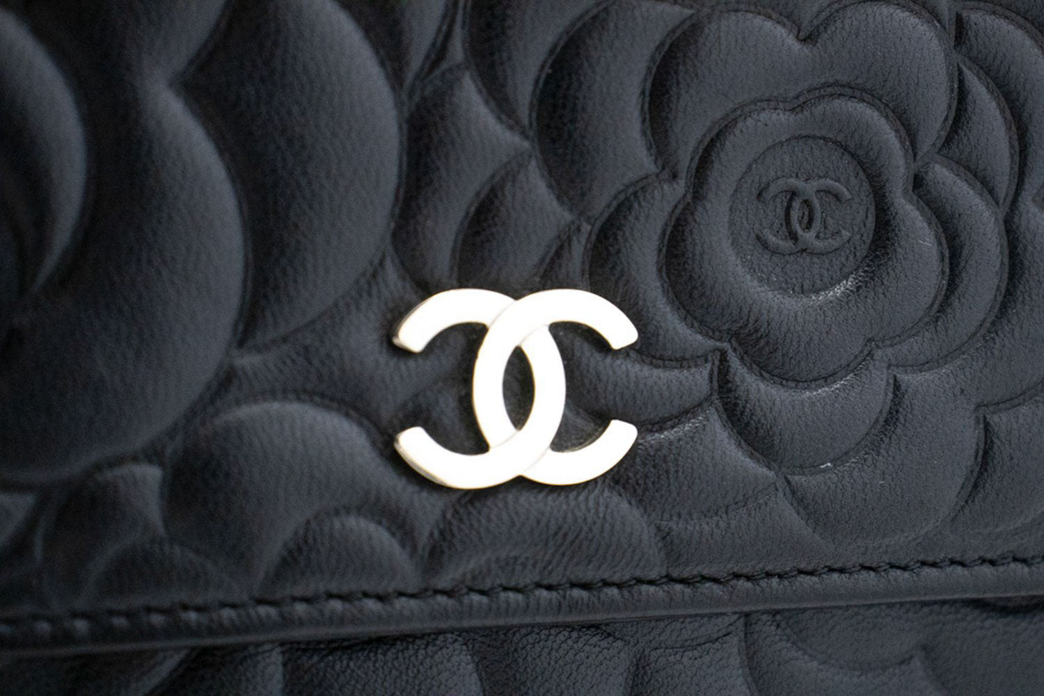 CHANEL Zwarte Camellia Gegraveerde Wallet On Chain WOC Schoudertas ab6 hannari-shop