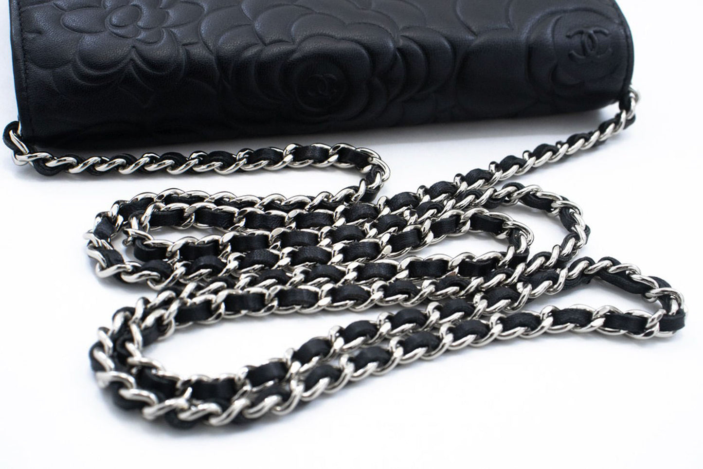 CHANEL Zwarte Camellia Gegraveerde Wallet On Chain WOC Schoudertas ab6 hannari-shop