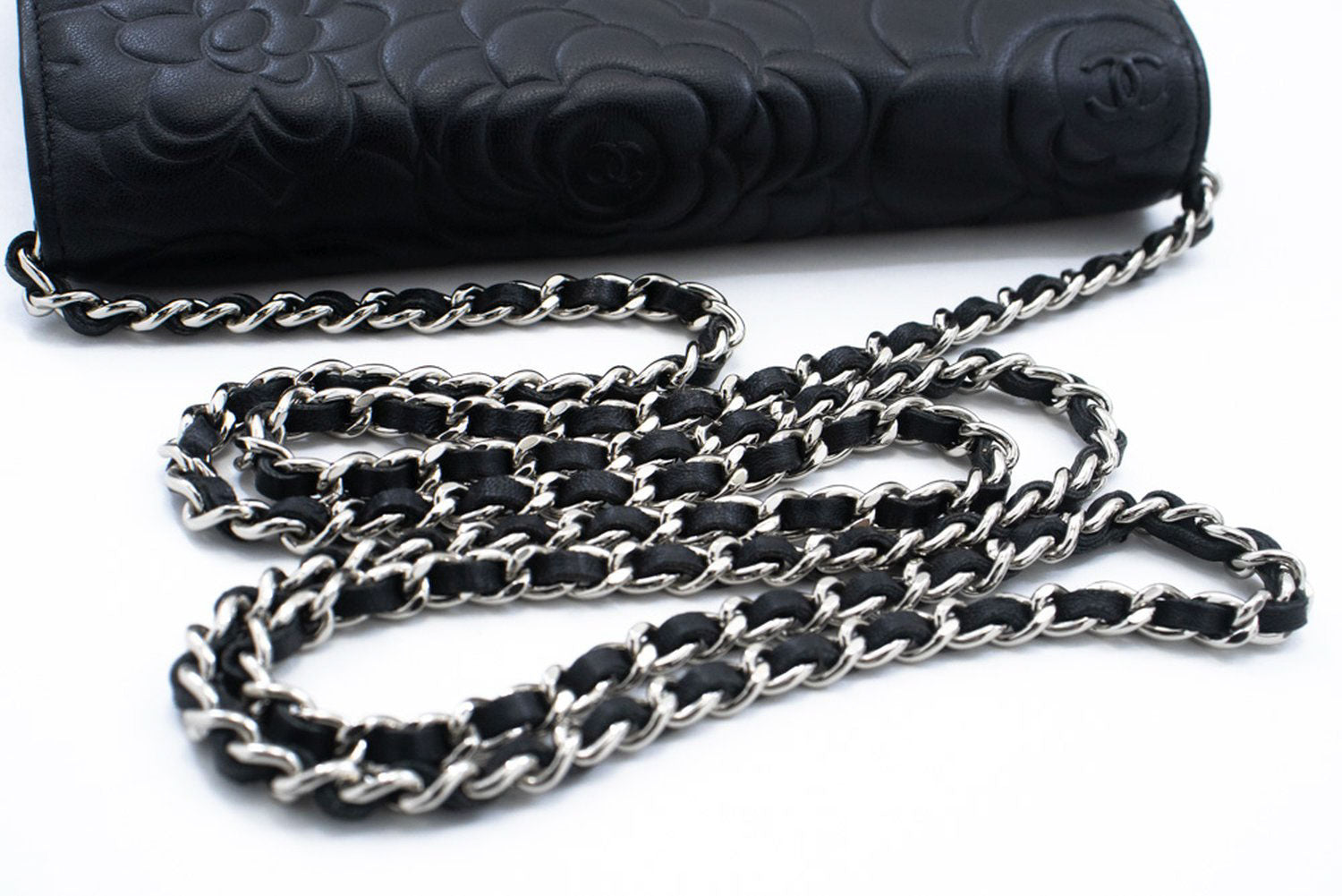 CHANEL Zwarte Camellia Gegraveerde Wallet On Chain WOC Schoudertas ab6 hannari-shop