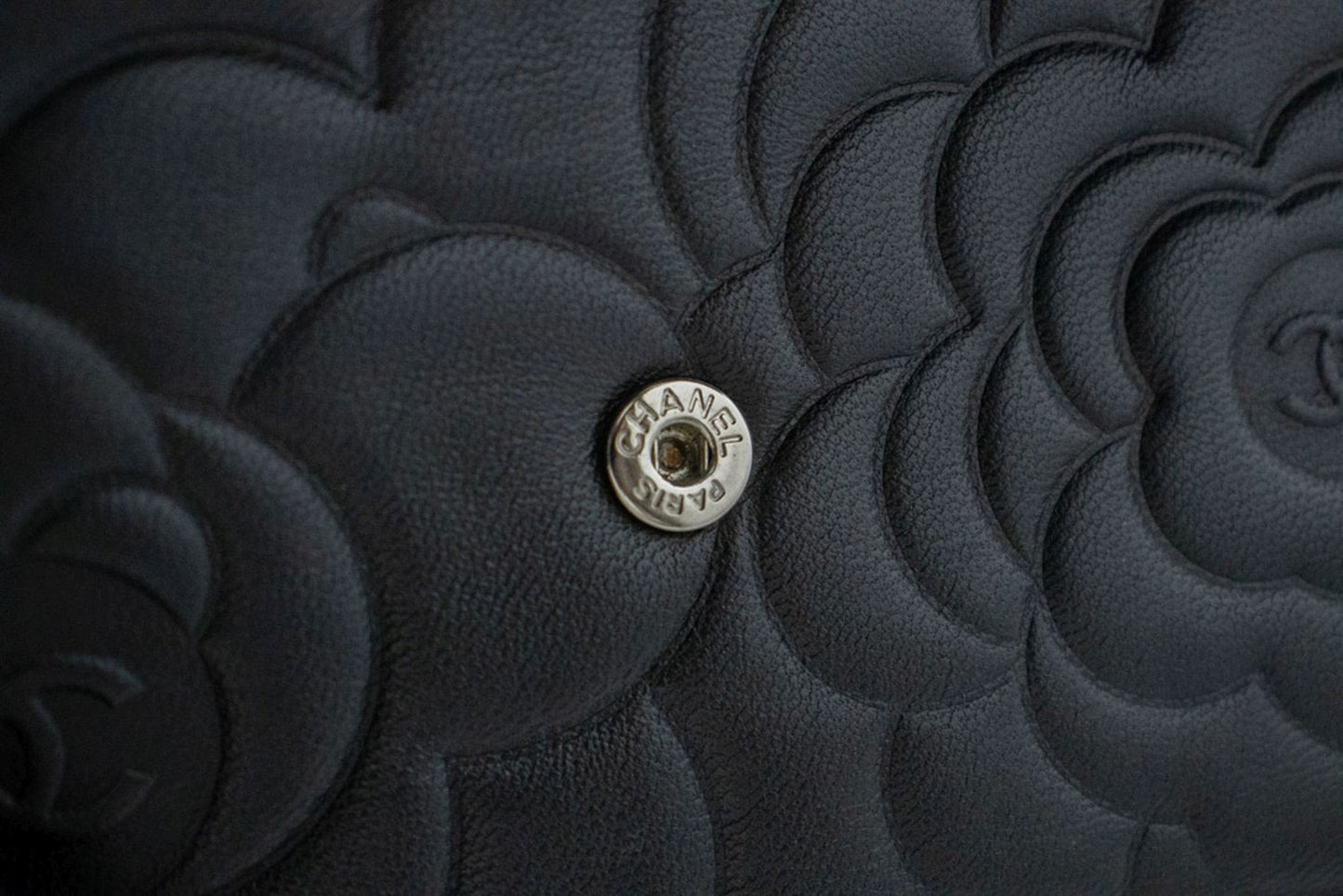 CHANEL Zwarte Camellia Gegraveerde Wallet On Chain WOC Schoudertas ab6 hannari-shop