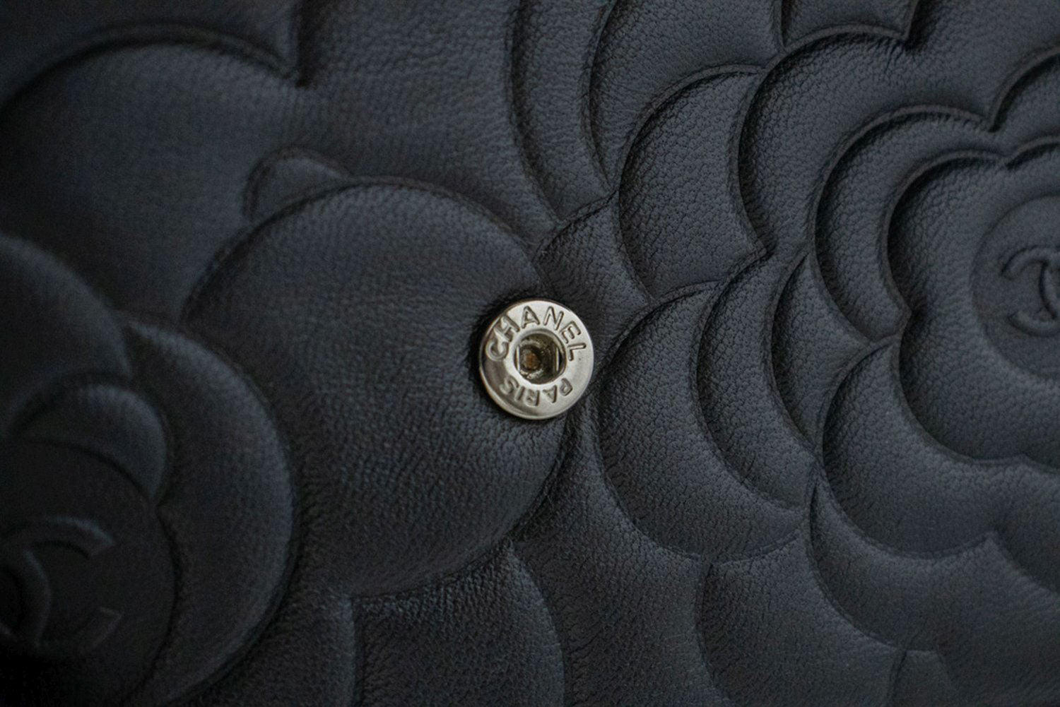 CHANEL Zwarte Camellia Gegraveerde Wallet On Chain WOC Schoudertas ab6 hannari-shop