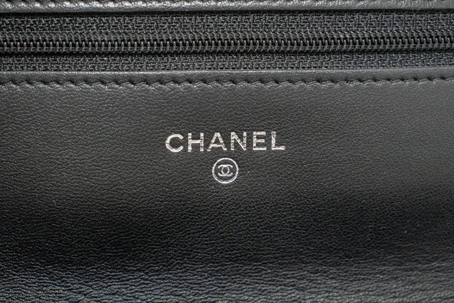 CHANEL Zwarte Camellia Gegraveerde Wallet On Chain WOC Schoudertas ab6 hannari-shop