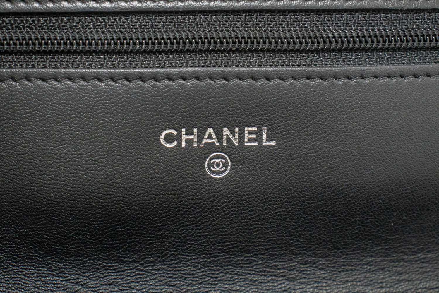 CHANEL Zwarte Camellia Gegraveerde Wallet On Chain WOC Schoudertas ab6 hannari-shop