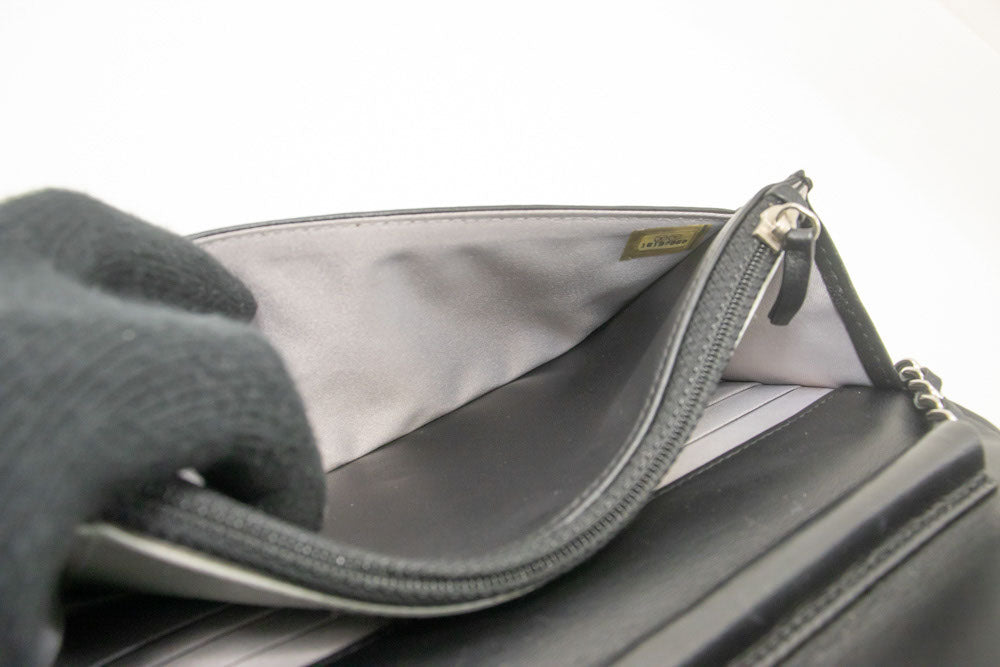 CHANEL Zwarte Camellia Gegraveerde Wallet On Chain WOC Schoudertas ab6 hannari-shop