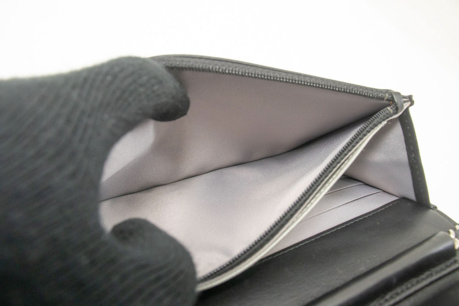 CHANEL Zwarte Camellia Gegraveerde Wallet On Chain WOC Schoudertas ab6 hannari-shop