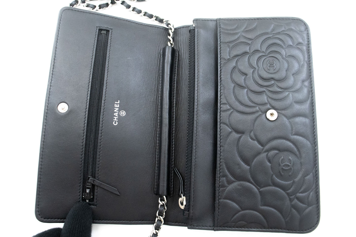 CHANEL Zwarte Camellia Gegraveerde Wallet On Chain WOC Schoudertas ab6 hannari-shop