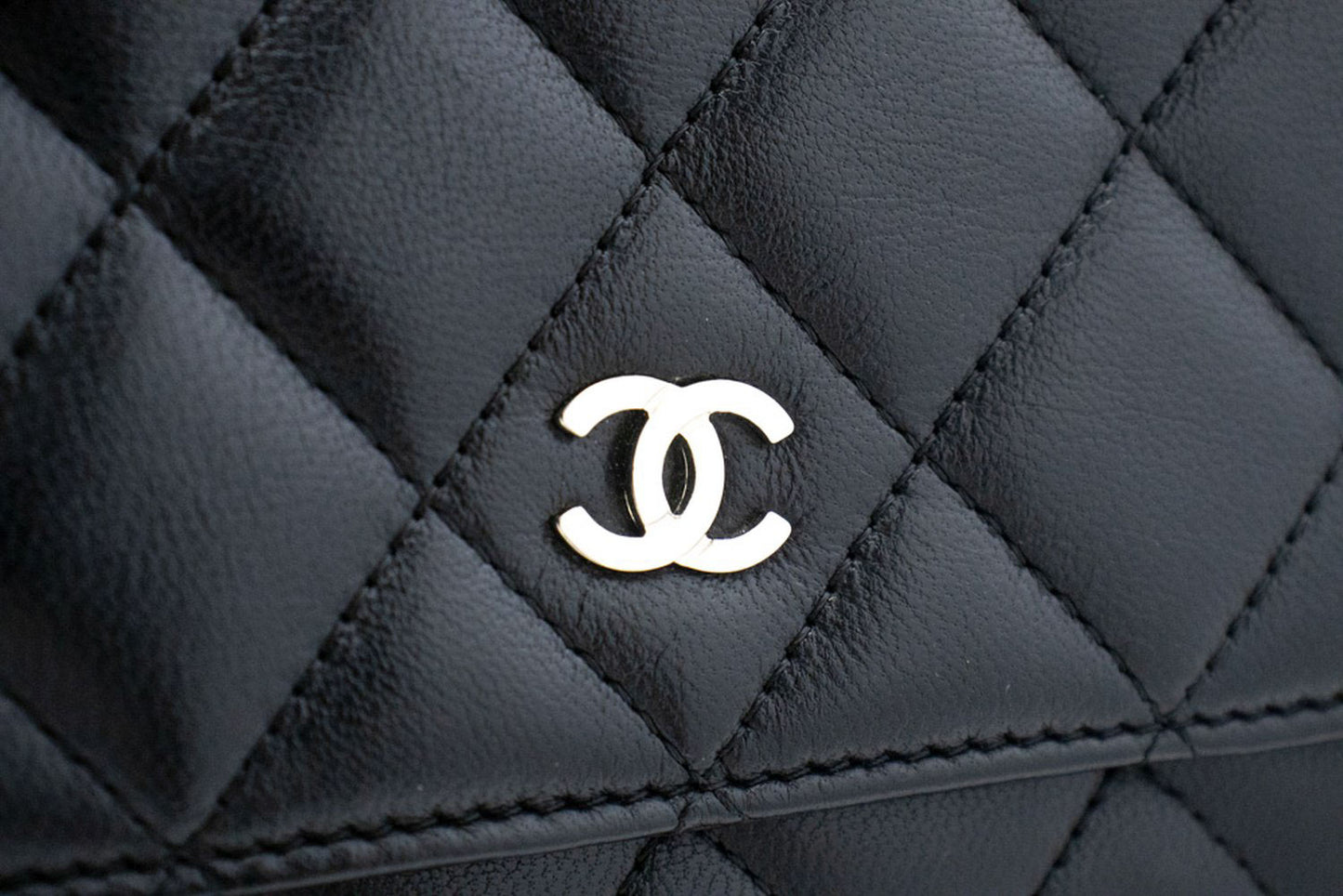 CHANEL Zwarte Classic Wallet On Chain WOC Schoudertas Lamsleer ab8 hannari-shop