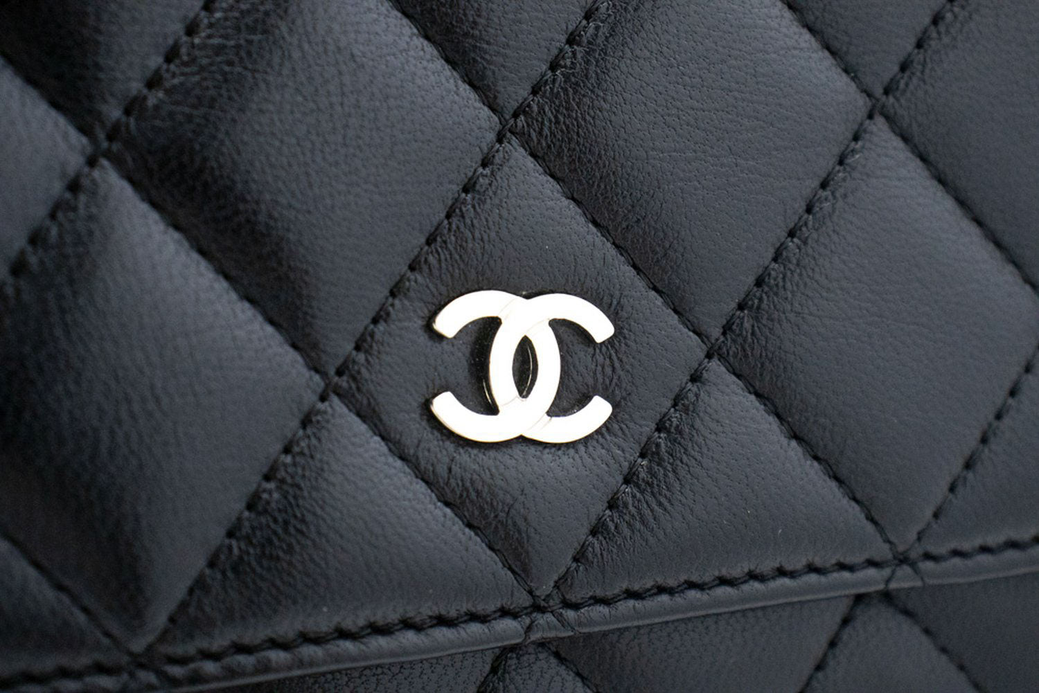 CHANEL Zwarte Classic Wallet On Chain WOC Schoudertas Lamsleer ab8 hannari-shop