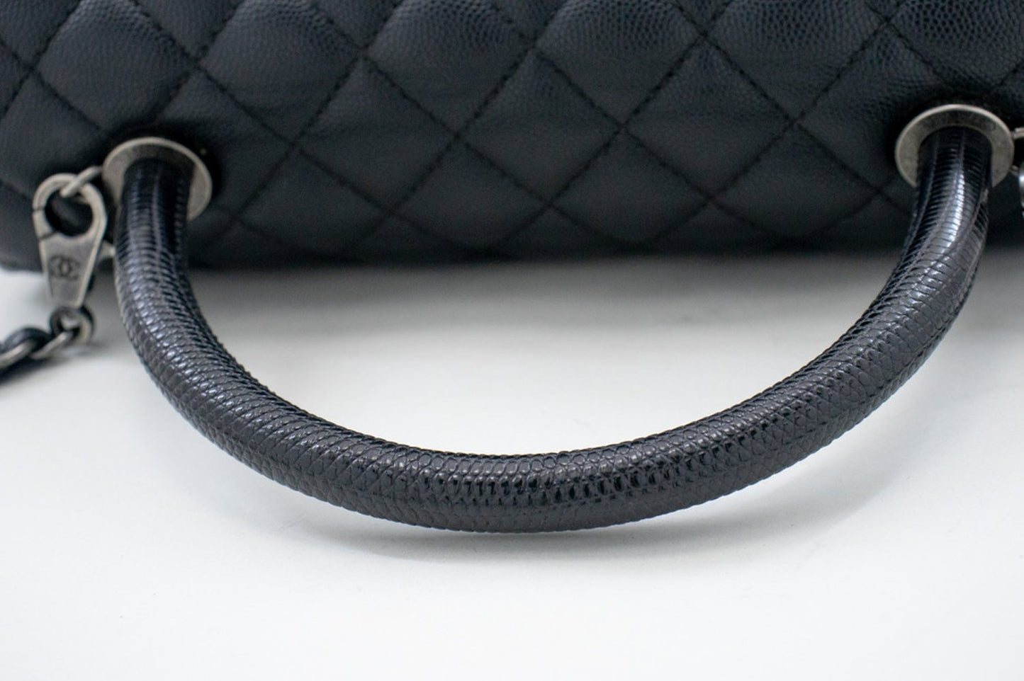 CHANEL 2-weg handtas met handvat, schoudertas, zwart kaviaarleer L52