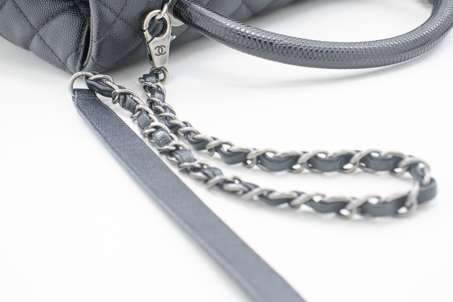 CHANEL 2-weg handtas met handvat, schoudertas, zwart kaviaarleer L52