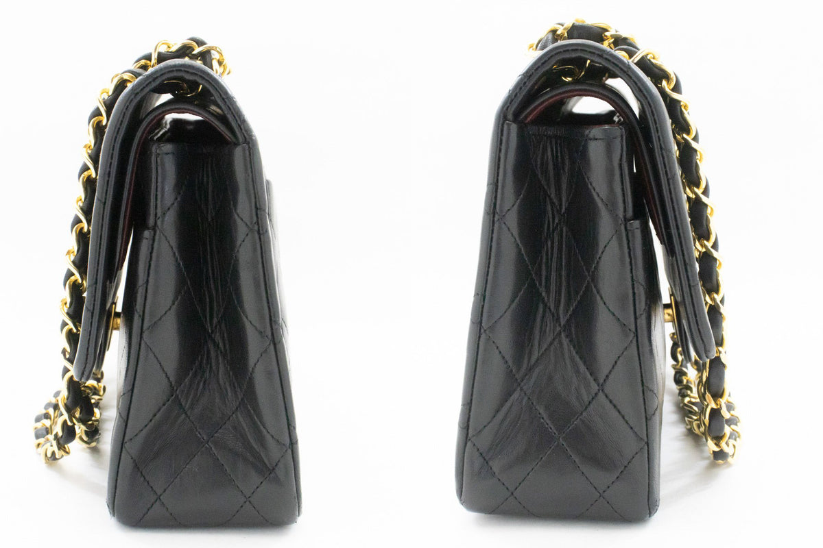 CHANEL Classic Double Flap 10" Chain Shoulder Bag Zwarte lamsvacht ao6 — zijkant hannari-shop