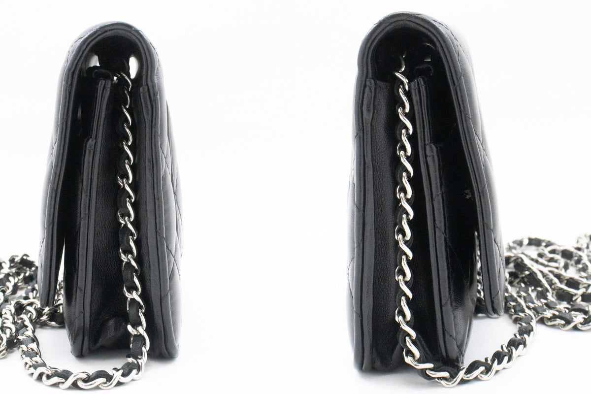 CHANEL Zwarte Classic Wallet On Chain WOC Schoudertas Lamsleer SV ap8 — zijkant hannari-shop