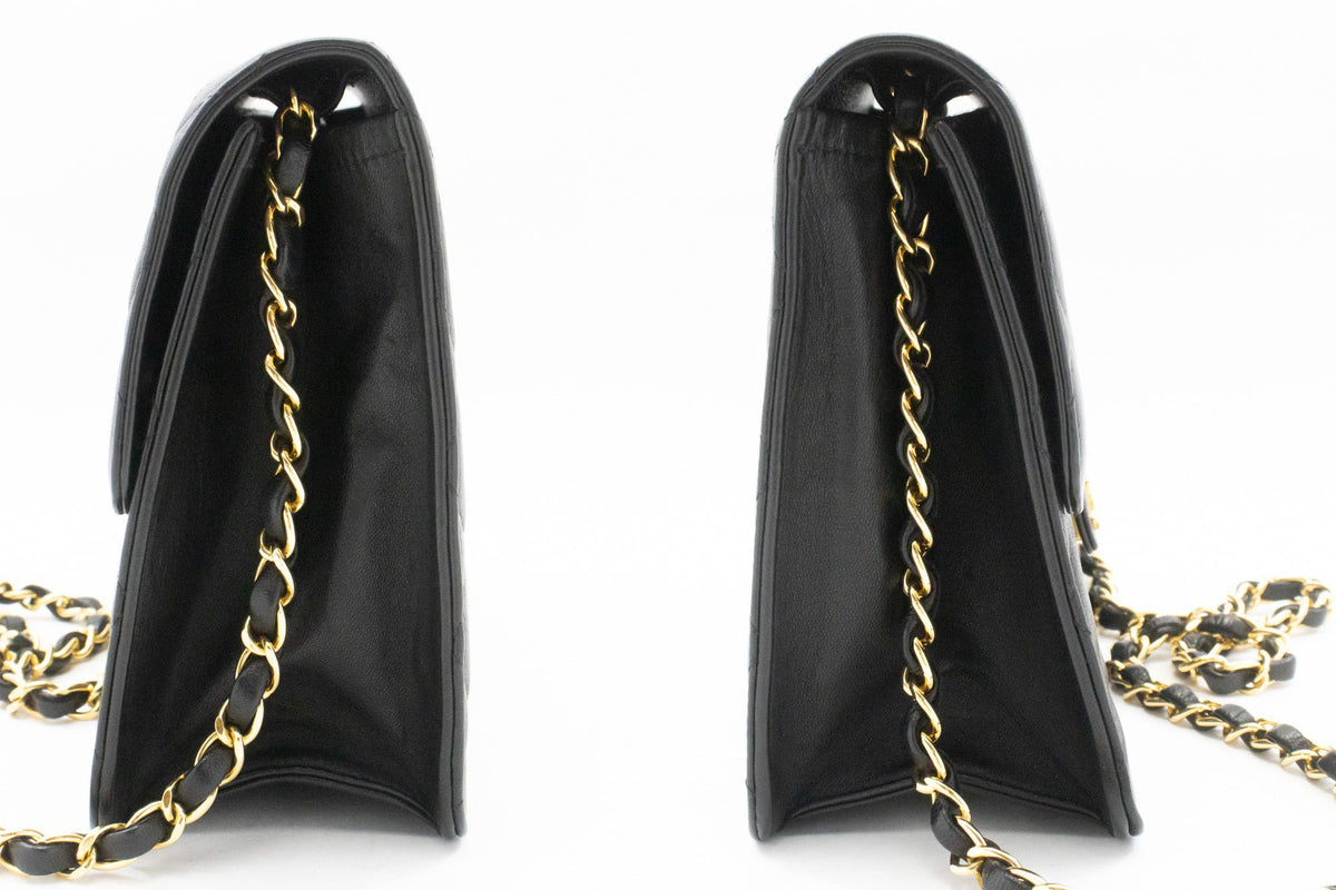 CHANEL Small Chain Schoudertas Clutch Zwart Gewatteerde Flap Lamsskin ap4 — zijkant hannari-shop