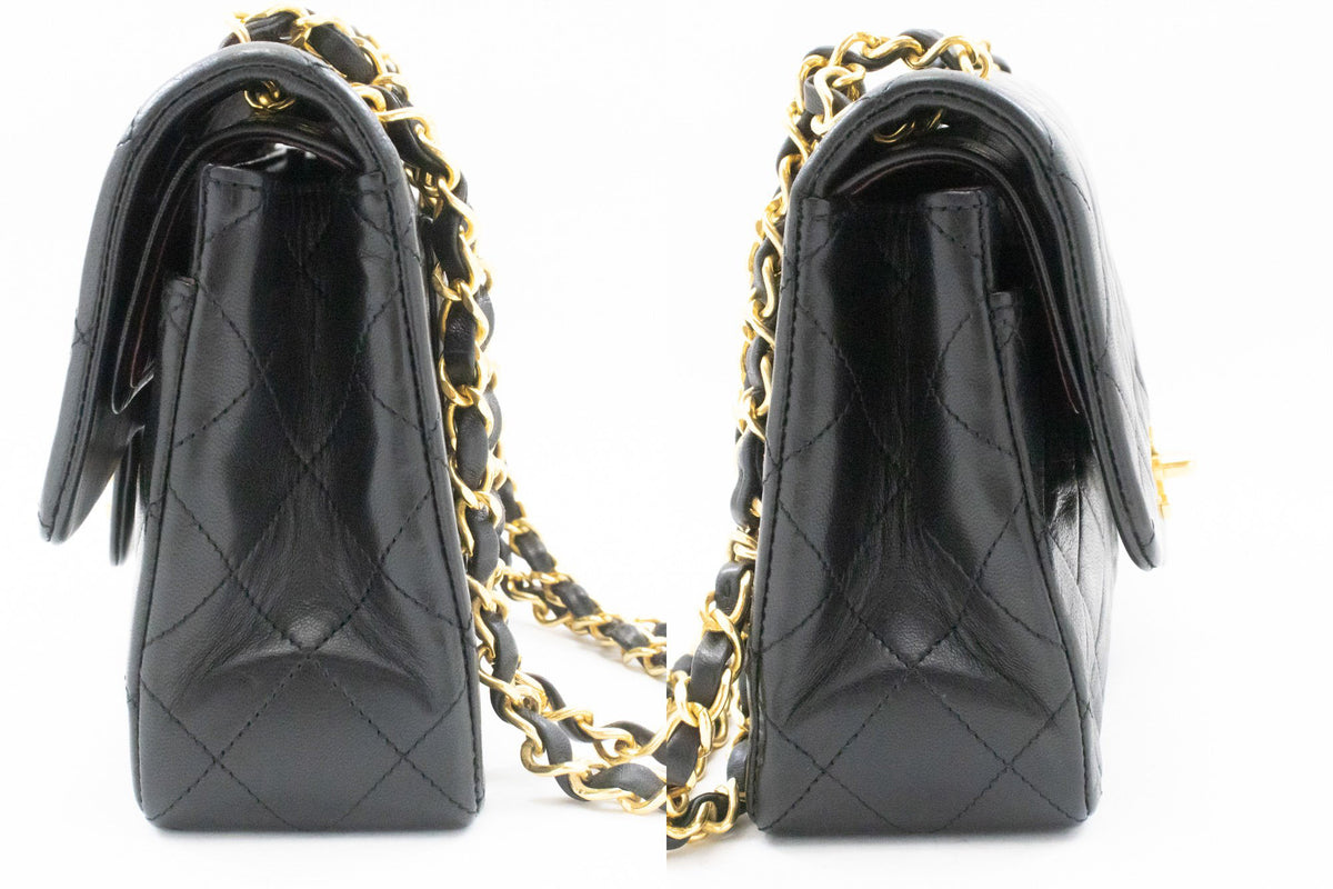 CHANEL Classic Double Flap 9" Chain Schoudertas Zwart Lamsleer ap2 — zijkant hannari-shop