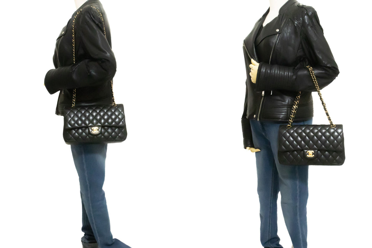 CHANEL Classic Double Flap 10" Chain Shoulder Bag Zwart lamsleer aq1 — op model hannari-shop