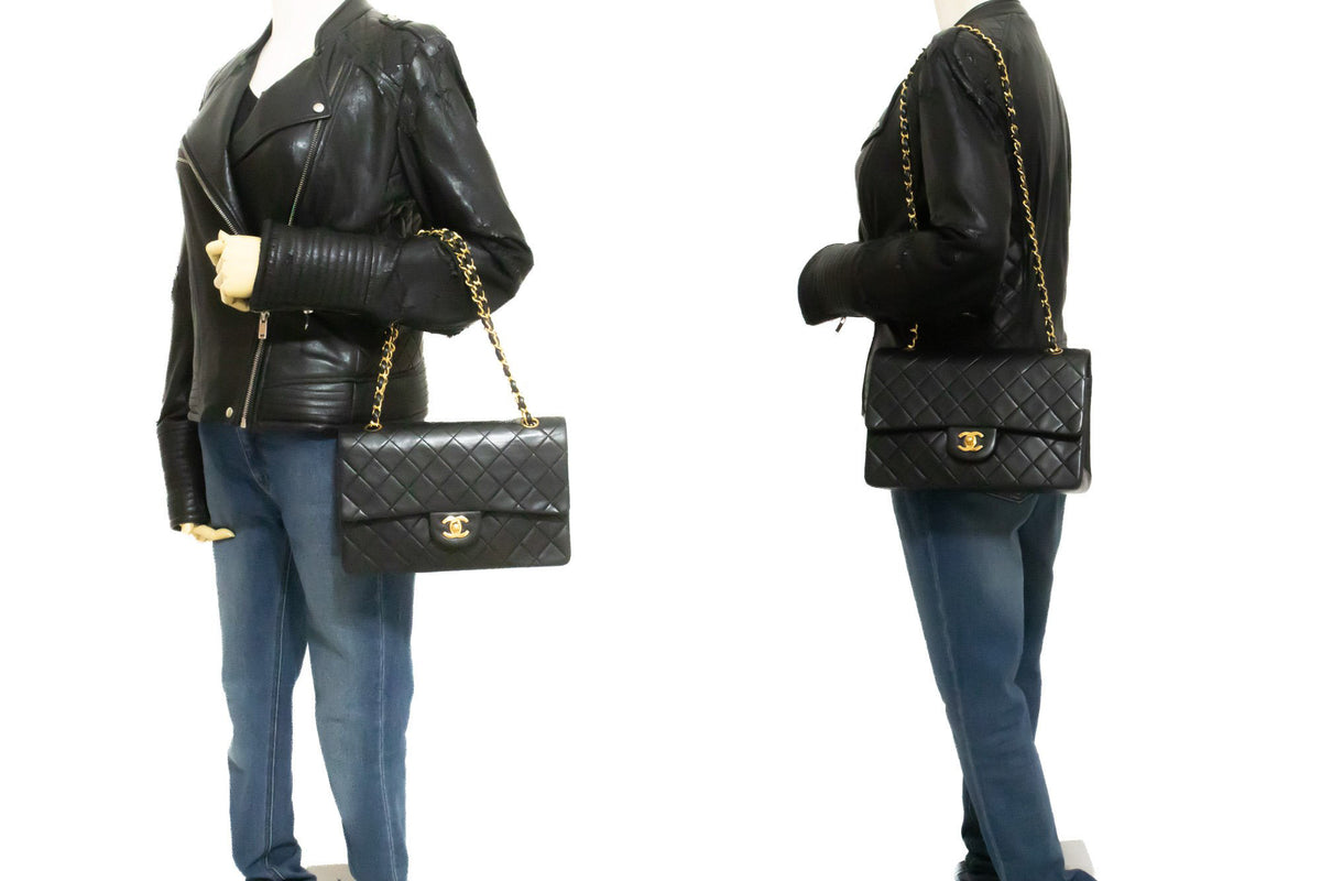 CHANEL Classic Double Flap 10" Chain Shoulder Bag Zwarte lamsvacht ao6 — op mannequin hannari-shop