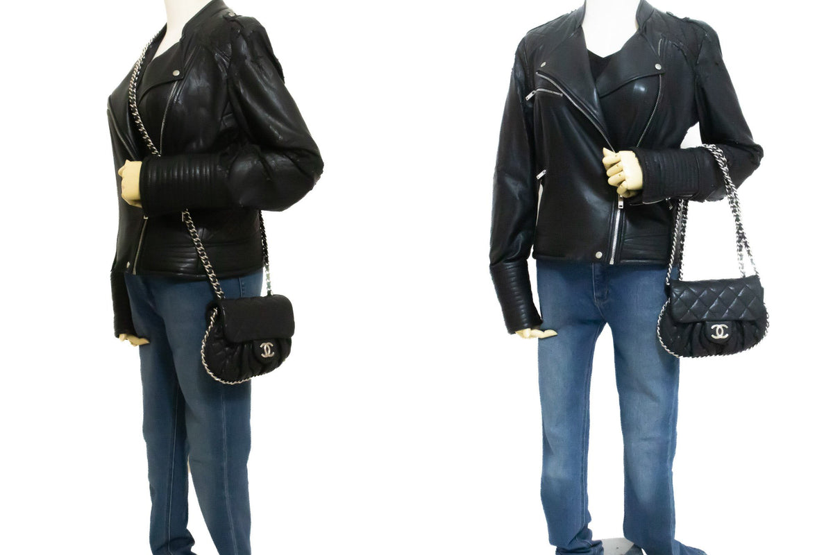 CHANEL Chain Around Small Shoulder Bag Crossbody Zwart kalfsleer ap7 — op mannequin hannari-shop