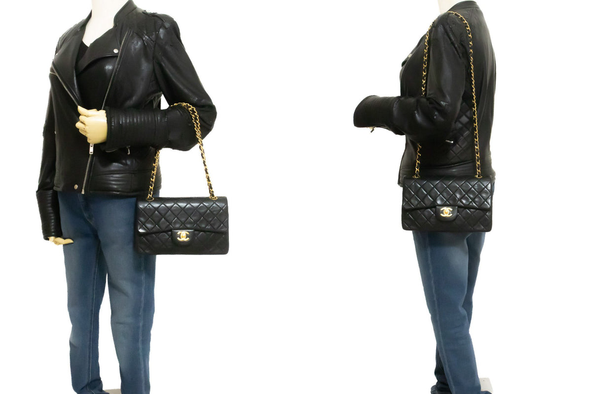 CHANEL Classic Double Flap 9" Chain Schoudertas Zwart Lamsleer ap2 — op mannequin hannari-shop